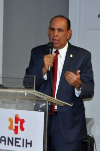 Foto de político dando un discurso